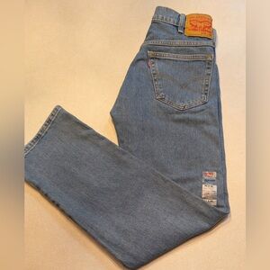 Levi’s Western Fit
Men’s 30x32
Mid wash denim